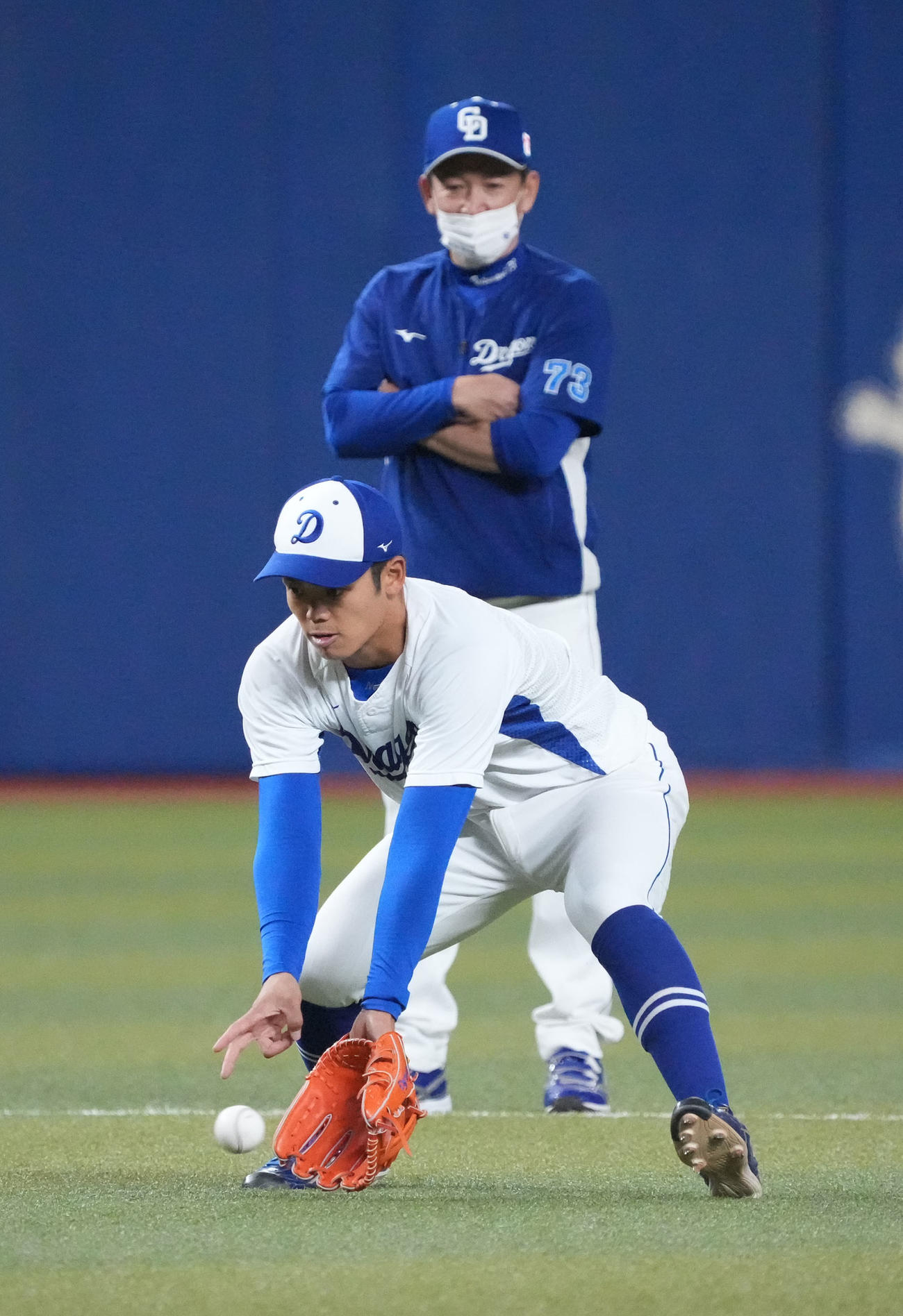 ノックを受ける根尾（手前）奥は立浪監督（2022年5月17日撮影）