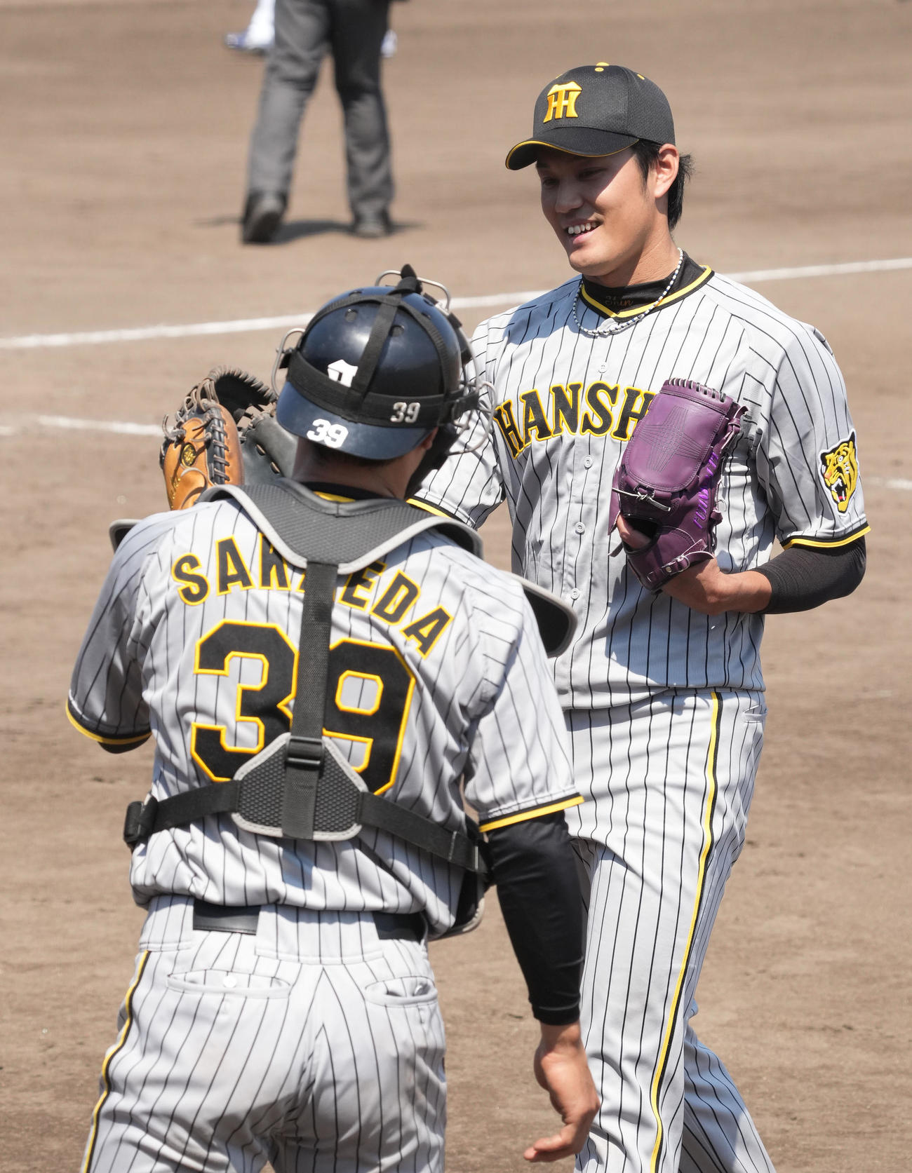 ウエスタン・リーグ中日対阪神　4回裏中日攻撃終了でベンチに戻る藤浪（右）（撮影・森本幸一）