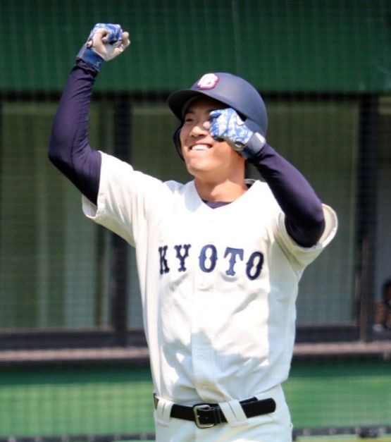 近大対京大　6回裏京大2死満塁、京大史上初となる左越え代打逆転満塁本塁打を放った梶川（関西学生野球連盟提供）