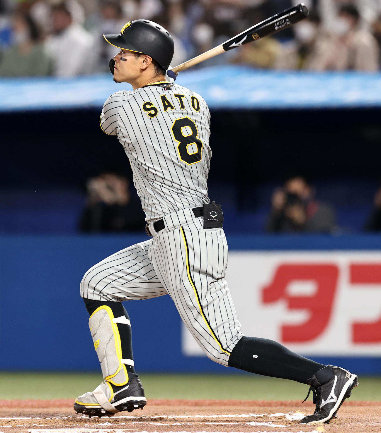 ヤクルト対阪神　6回表阪神無死、佐藤輝は中越え本塁打を放つ（撮影・加藤哉）