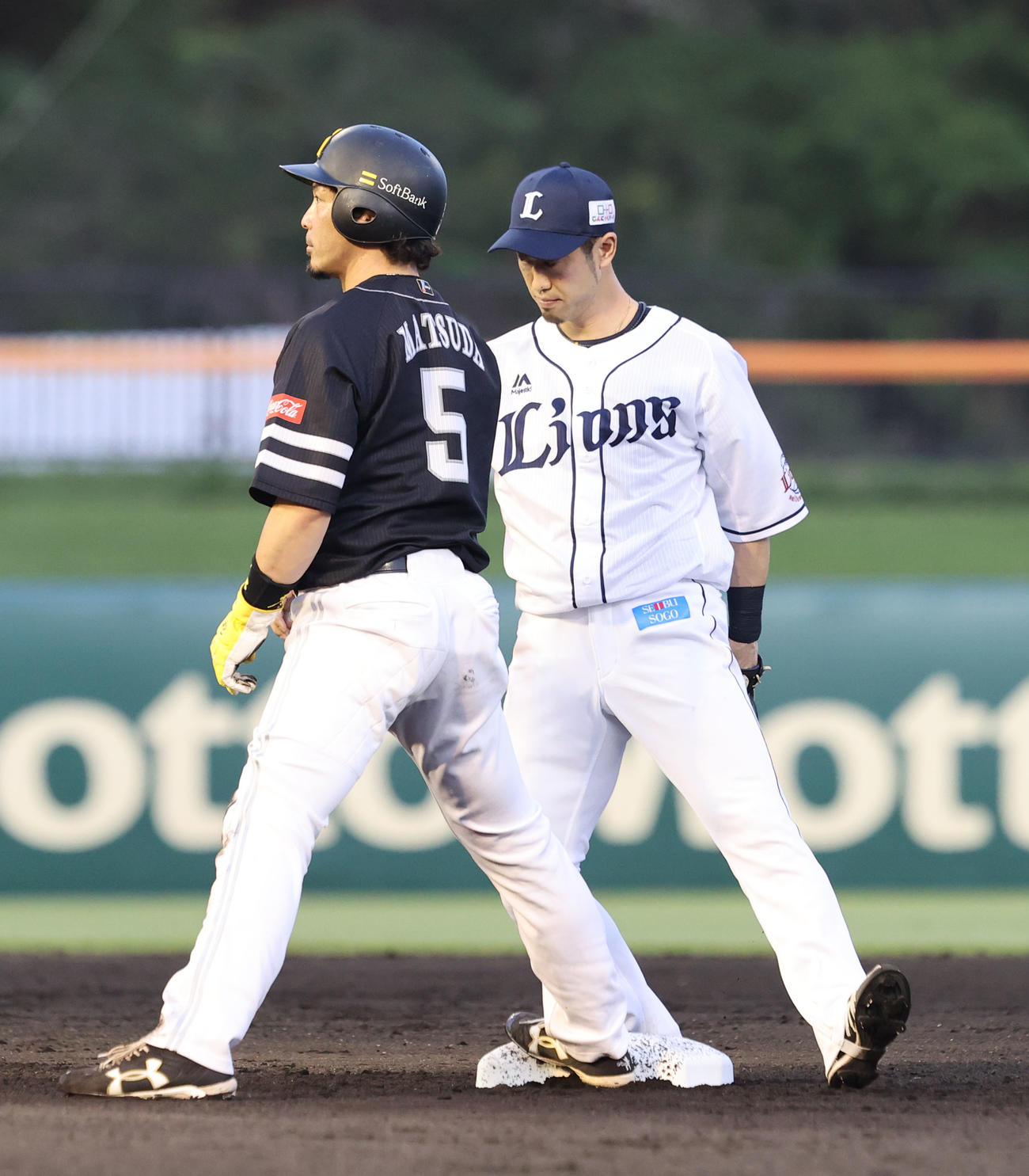 西武対ソフトバンク　2回表ソフトバンク1死一塁、打者・甲斐拓哉のとき一塁走者の松田宣浩は二盗成功（撮影・梅根麻紀）