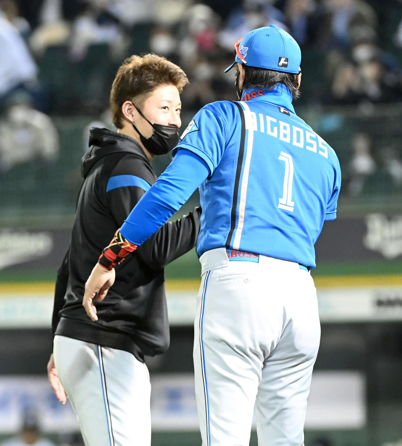 オリックス対日本ハム　新庄監督（右）の祝福に笑顔を見せる勝利投手の吉田（撮影・前岡正明）