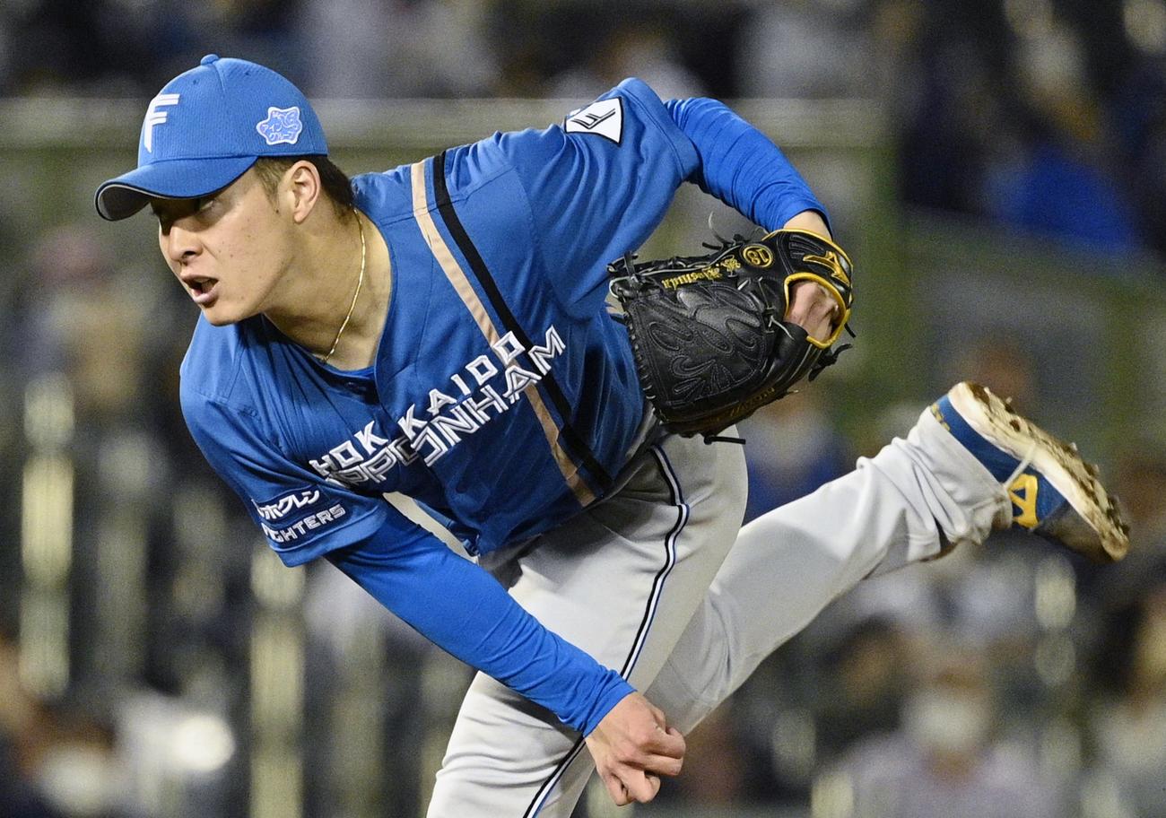 2番手で登板し、3年ぶりの白星を挙げた日本ハム・吉田（共同）