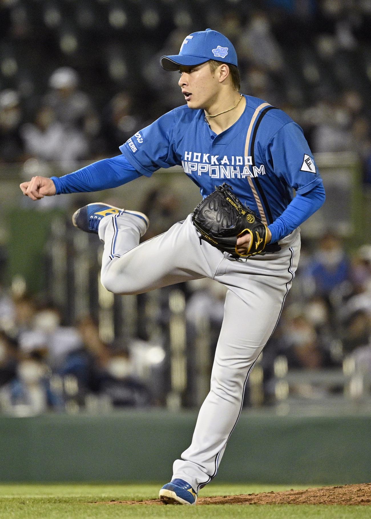 2番手で登板し、3年ぶりの白星を挙げた日本ハム・吉田（共同）