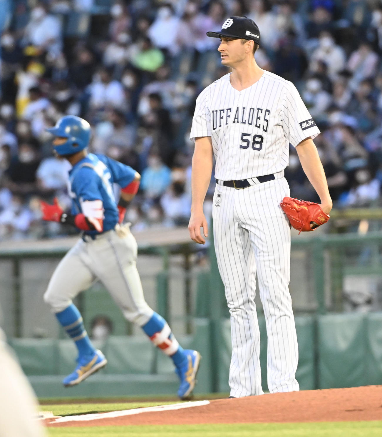 オリックス対日本ハム　4回表日本ハム2死一塁、万波に先制の左越え2点本塁打を打たれがっくりするワゲスパック（撮影・前岡正明）