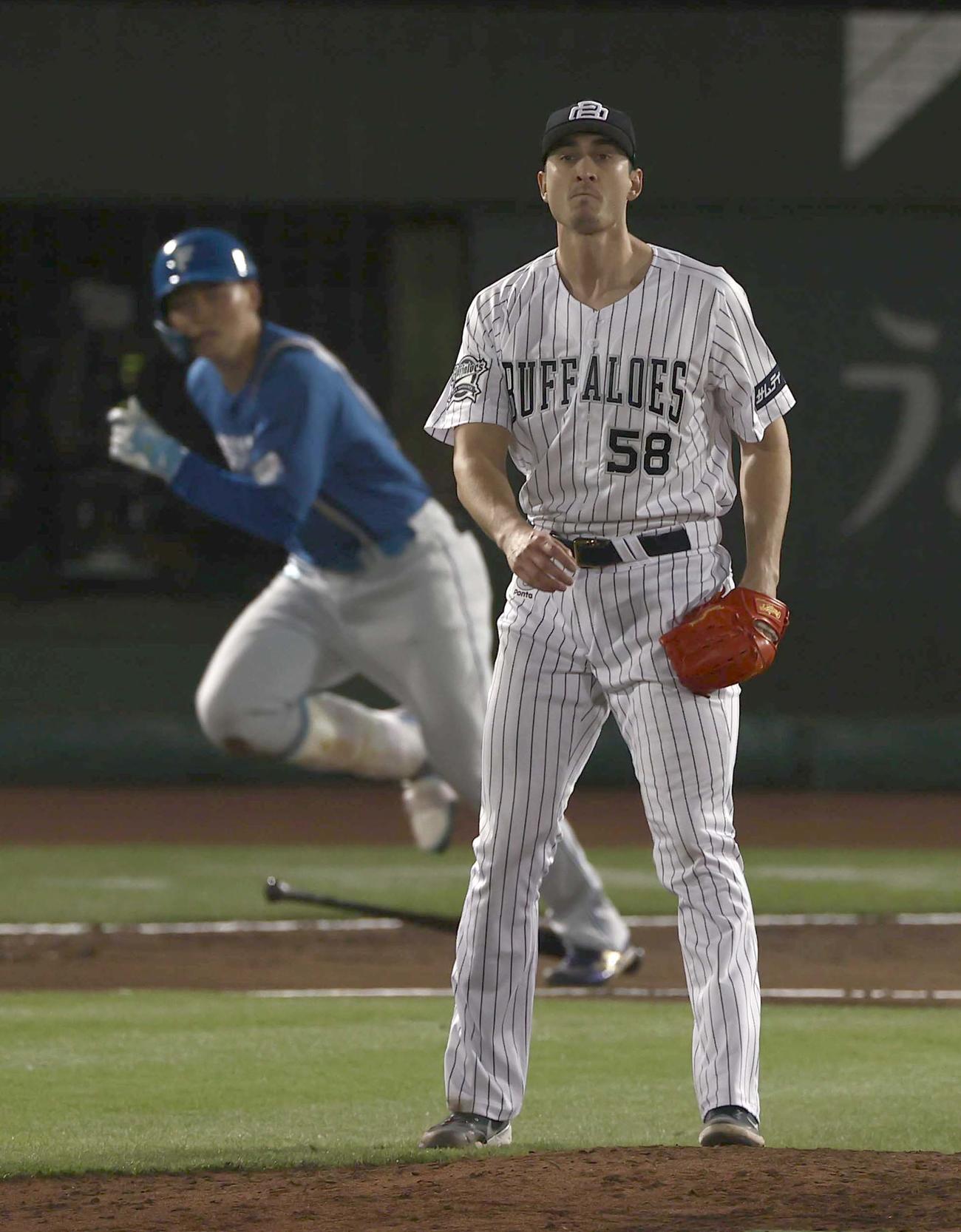 オリックス対日本ハム　6回表日本ハム無死二塁、ワゲスパックは清宮幸太郎に中前適時打を浴びる（撮影・上田博志）