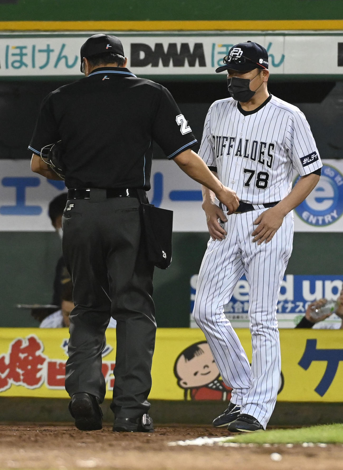オリックス対日本ハム　7回、交代を告げる中嶋監督（撮影・前岡正明）
