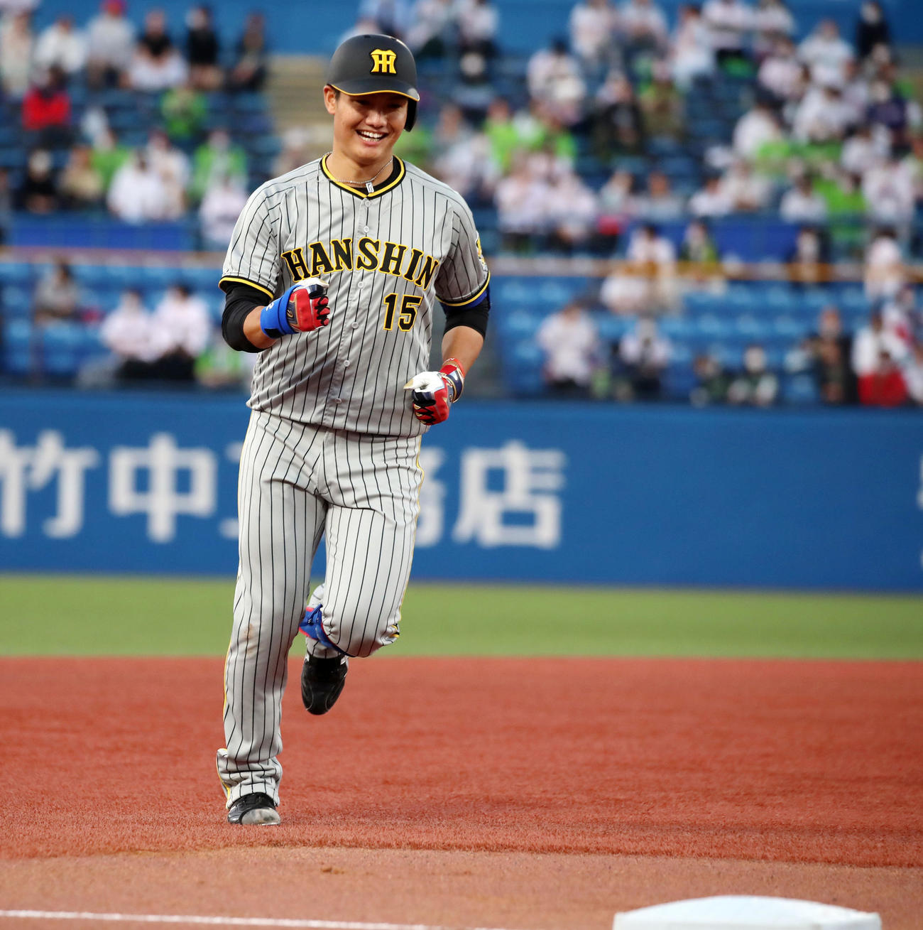 ヤクルト対阪神　2回表阪神2死一塁、西純は左越え2点本塁打を放ちガッツポーズを見せながらダイヤモンドを1周（撮影・加藤哉）