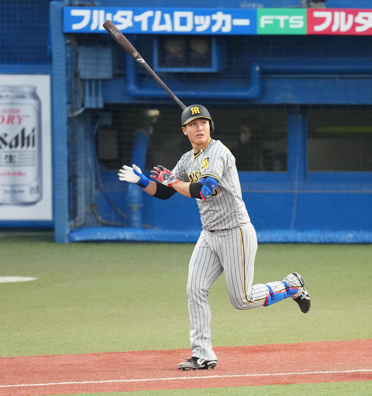ヤクルト対阪神　2回表阪神2死一塁、左越えに2点本塁打を放つ西純（撮影・菅敏）