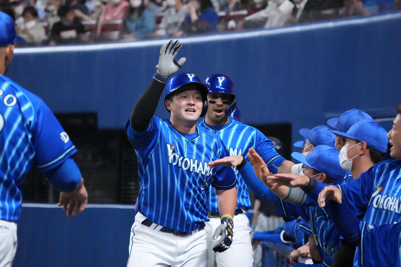 中日対DeNA 3回表DeNA2死一、三塁、左中間スタンドへ3点本塁打を放ち、ナインに迎えられる牧（中央）（撮影・森本幸一）