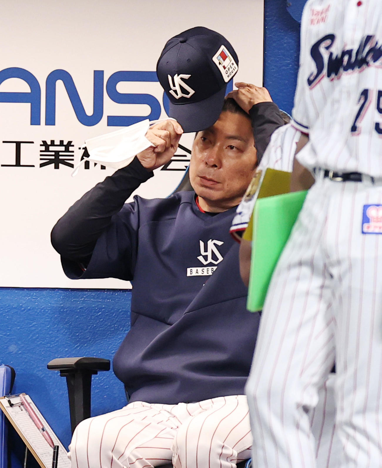 ヤクルト対阪神　7回表、ベンチで帽子を取る高津監督（撮影・加藤哉）