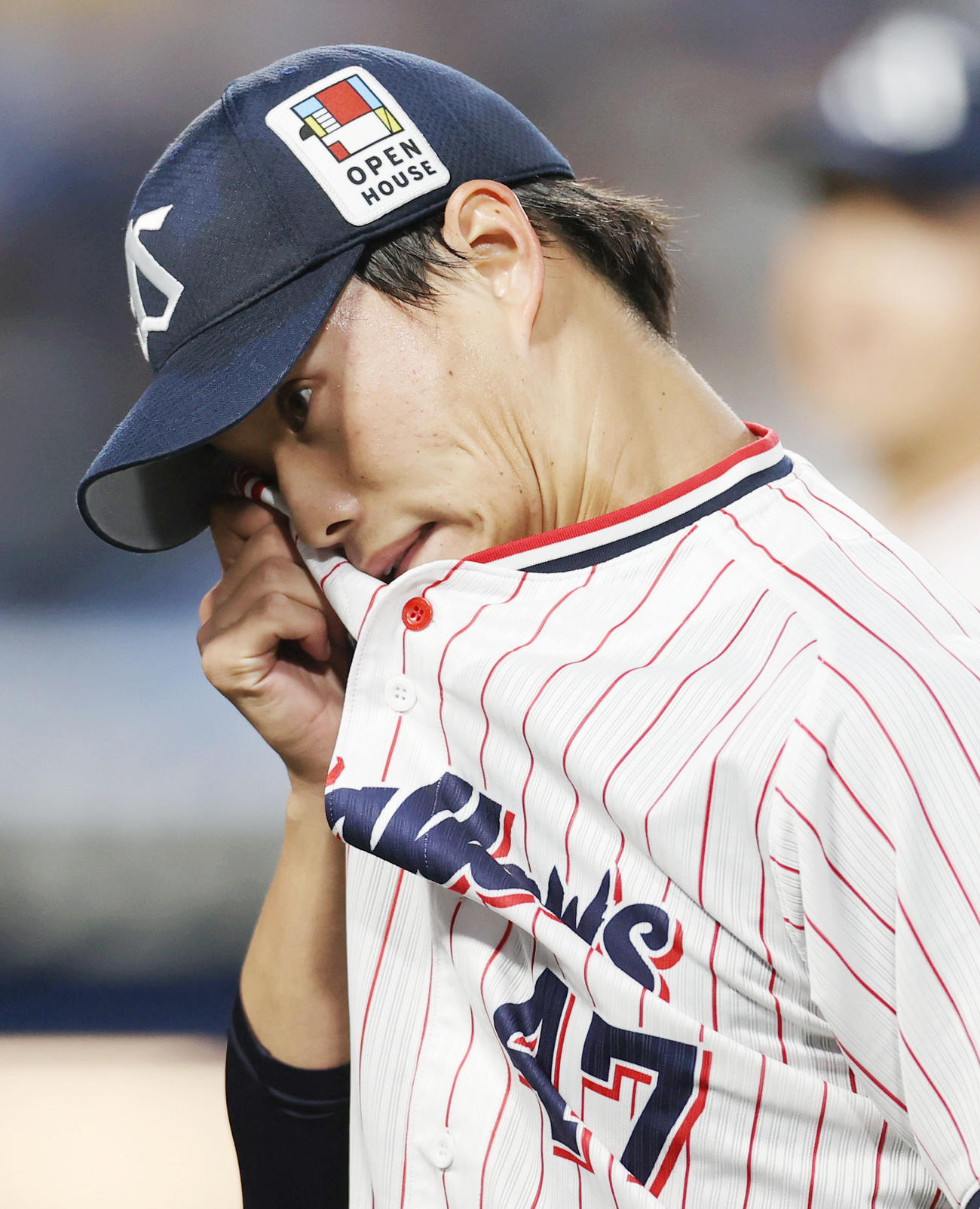 ヤクルト対阪神　3回表を終え、悔しそうな表情で引き揚げるヤクルト先発の高橋（撮影・狩俣裕三）