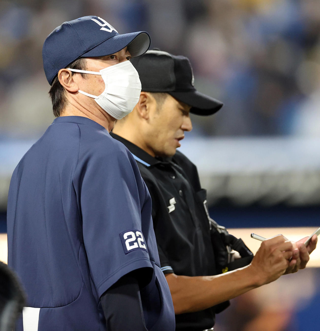 ヤクルト対阪神　3回裏を終え、選手の交代を告げる高津監督（撮影・狩俣裕三）