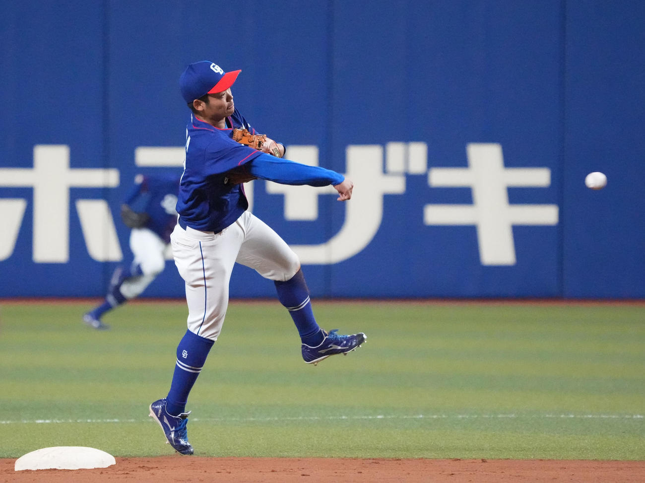 中日対DeNA 5回表DeNA2死、神里の打球を捕球し一塁へ送球する遊撃守備の根尾（撮影・森本幸一）