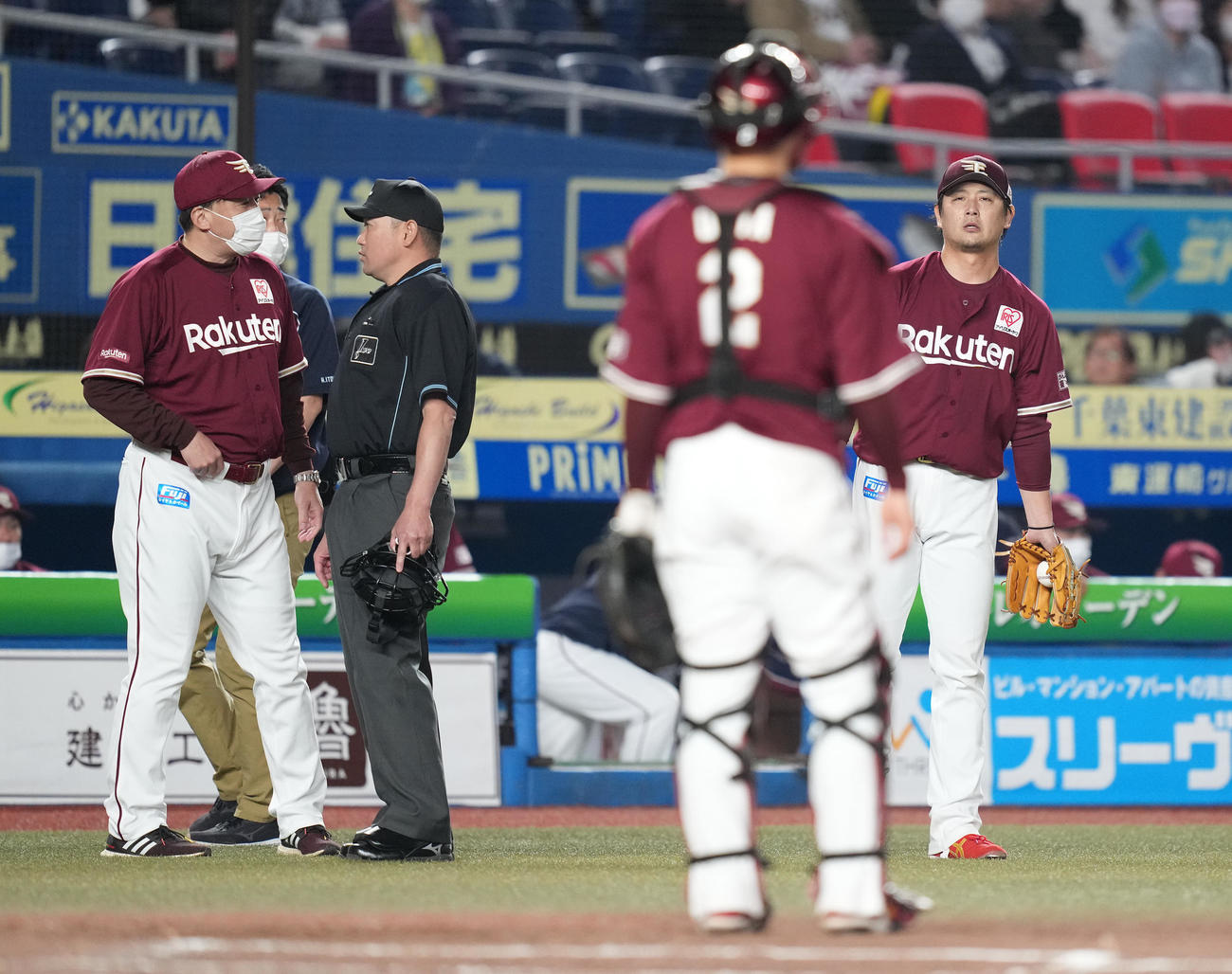 ロッテ対楽天　4回裏ロッテ無死、中村奨の投ゴロを処理した際に負傷した涌井（右）は降板となる。左は投手交代を告げる石井GM兼監督（撮影・鈴木みどり）