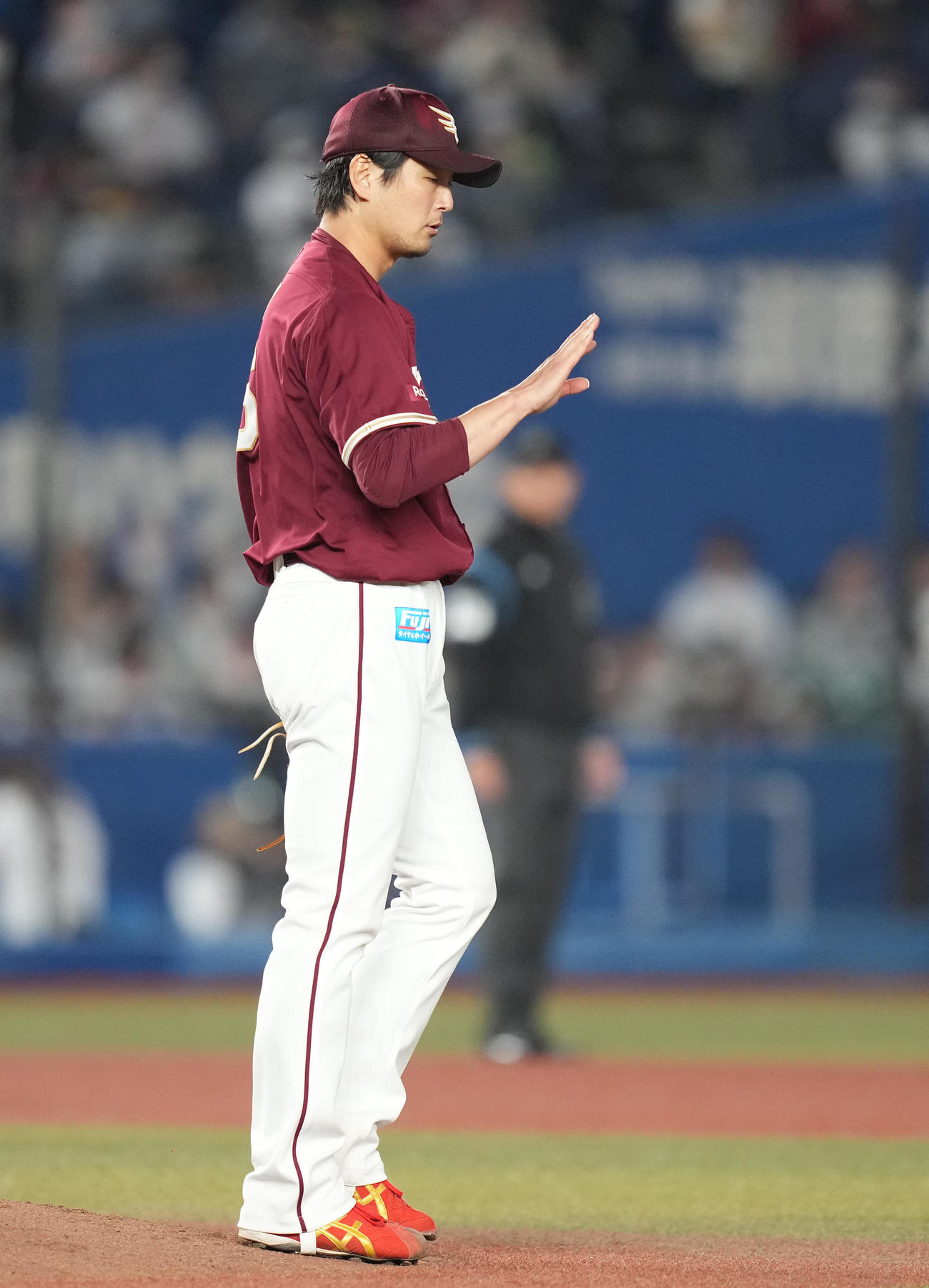 ロッテ対楽天　4回裏ロッテ無死、中村奨の投ゴロを処理した後、右手の指を気にする涌井（撮影・鈴木みどり）