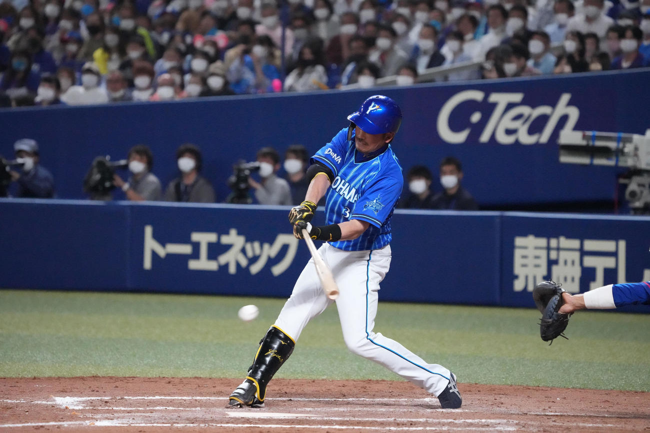 中日対DeNA 7回表DeNA2死満塁、遊適時安打を放つ藤田（撮影・森本幸一）