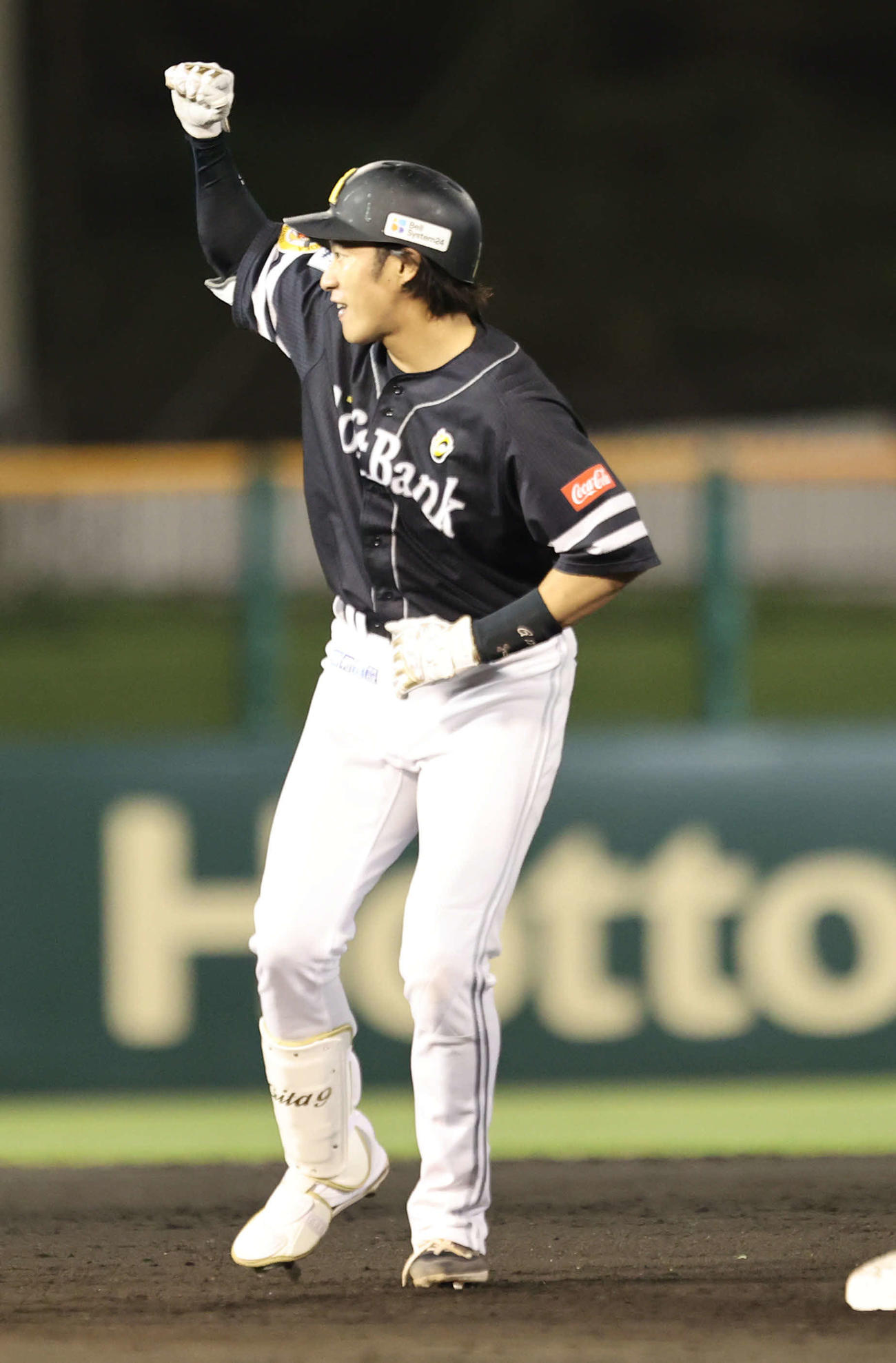 西武対ソフトバンク　7回表ソフトバンク1死二塁、柳田は中前に勝ち越し適時打を放ちガッツポーズ（撮影・梅根麻紀）