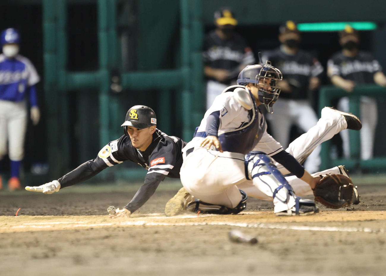 西武対ソフトバンク　7回表ソフトバンク1死二塁、柳田の中前適時打で生還する三森（撮影・梅根麻紀）