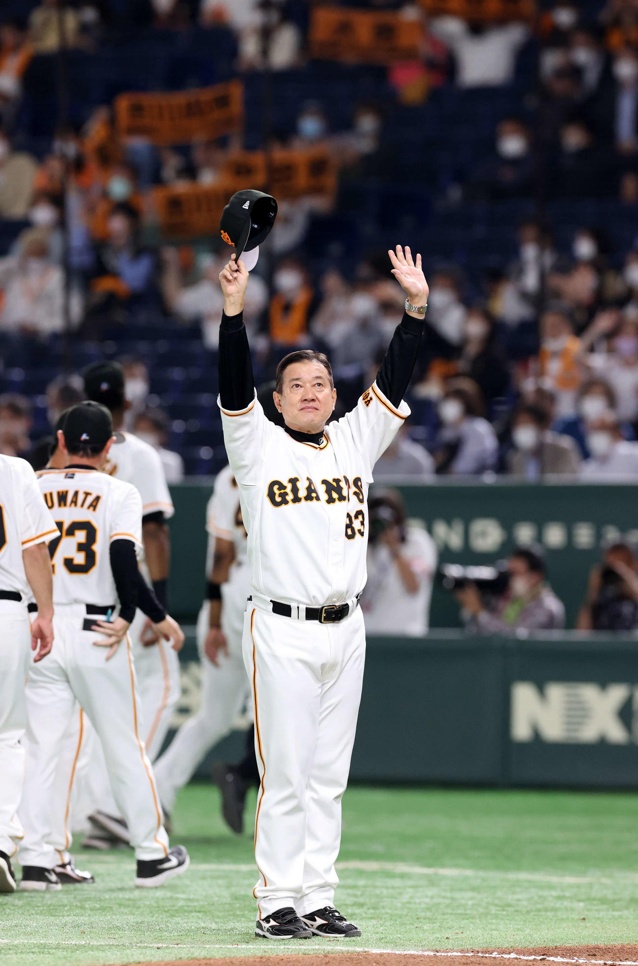 巨人対広島　連勝し、スタンドに笑みを浮かべて手を振る巨人原監督（撮影・浅見桂子）