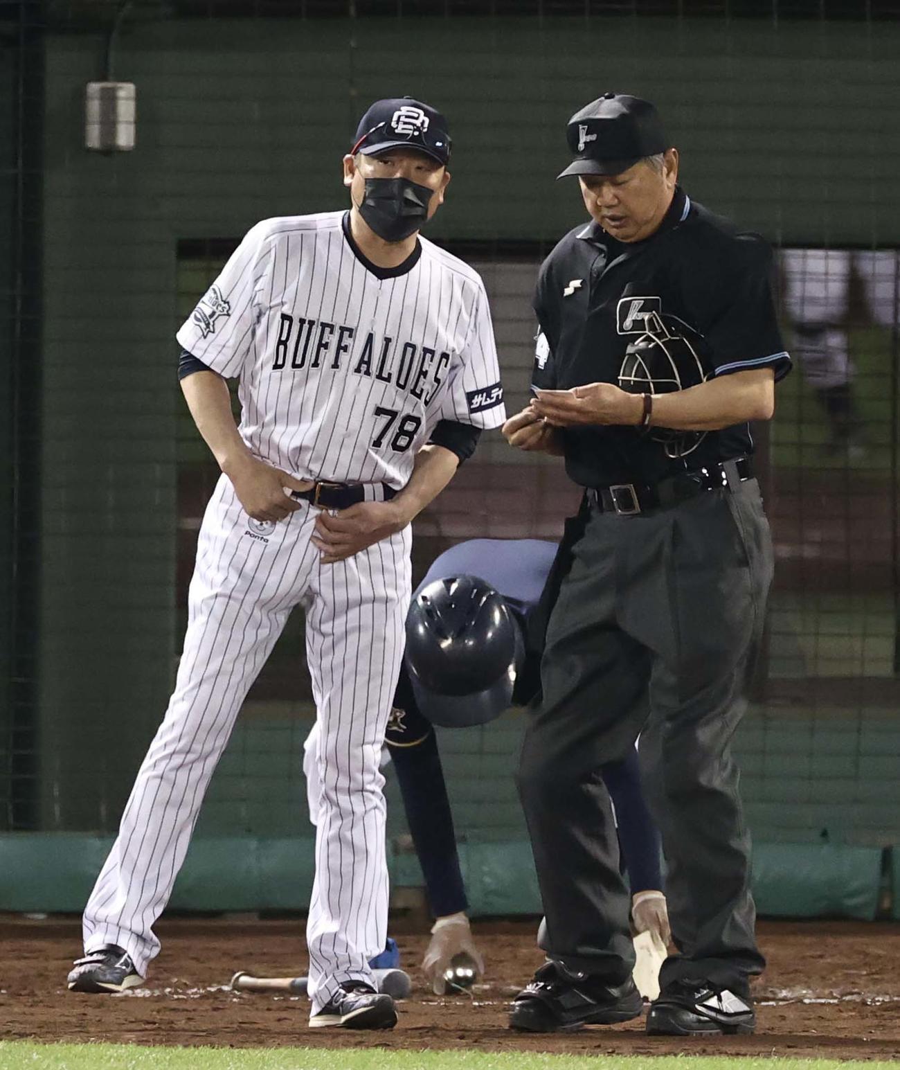 オリックス対日本ハム　選手交代を告げる中嶋監督（撮影・上田博志）