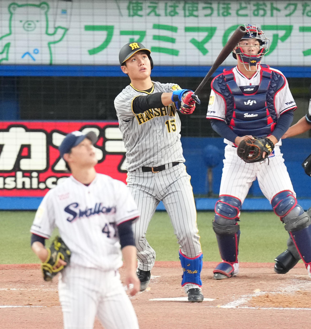 ヤクルト対阪神　2回表阪神2死一塁、左越えに2点本塁打を放つ西純。投手は高橋奎（撮影・菅敏）