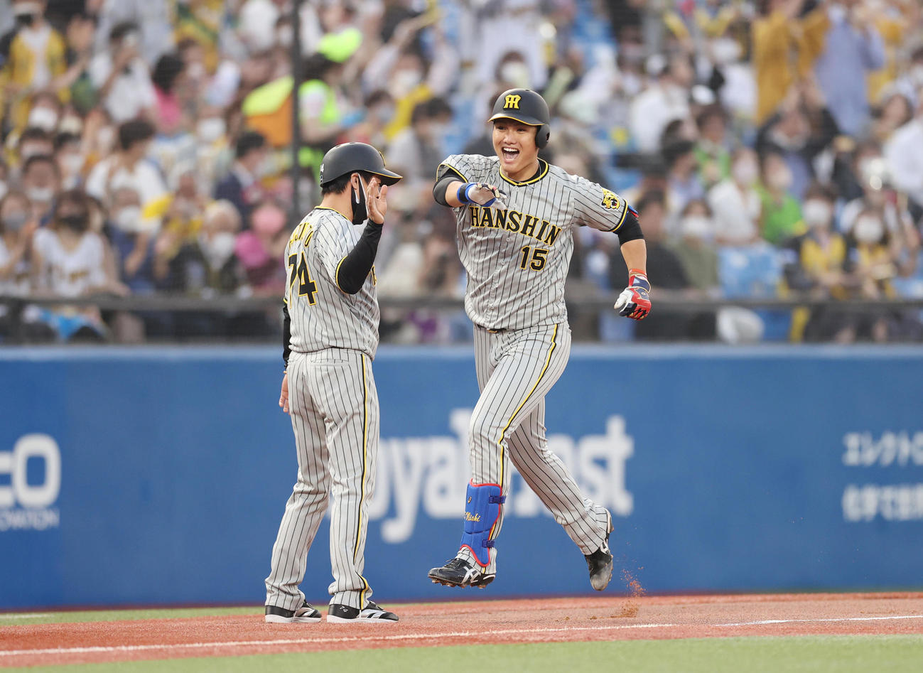 ヤクルト対阪神　2回表阪神2死一塁、プロ初本塁打となる2点本塁打を放ち、藤本コーチ（左）と笑顔でタッチをかわす西純（撮影・狩俣裕三）