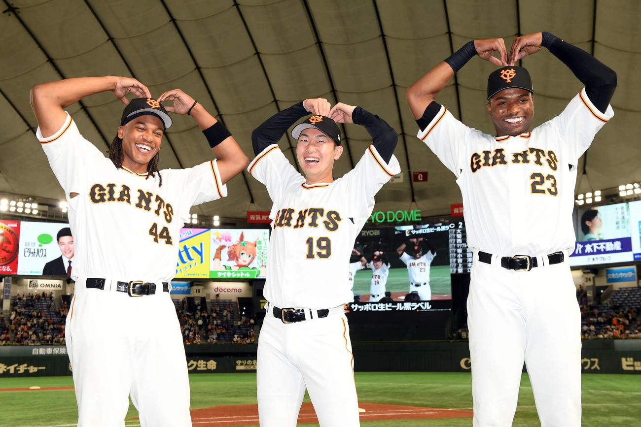巨人対広島　「投・打」のヒーロー。今季2勝目を挙げた巨人山崎伊（中央）と本塁打を放ったウォーカー（左）、ポランコは笑顔でポーズを決める（撮影・たえ見朱実）