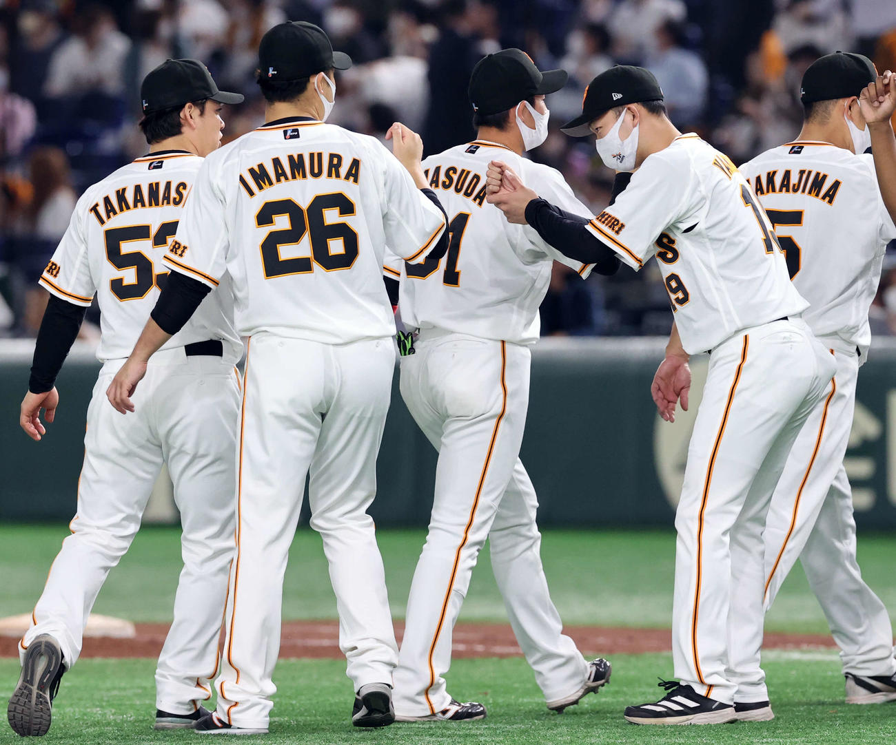 巨人対広島　2勝目を挙げた山崎伊（右）は、高梨（左）らに腰を低くしてグータッチする（撮影・浅見桂子）