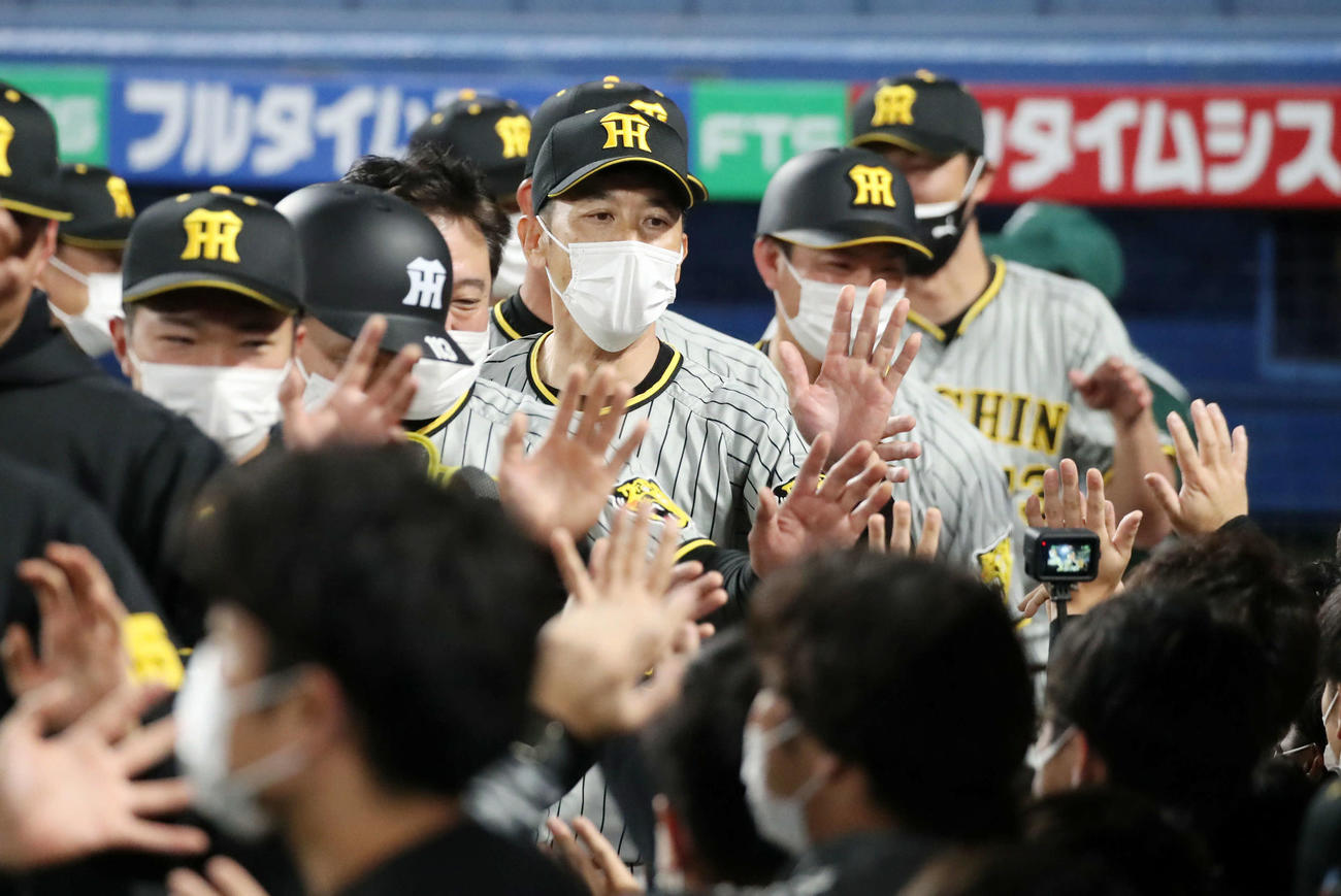 ヤクルト対阪神　ヤクルトに勝利しナインとタッチする矢野監督（撮影・加藤哉）