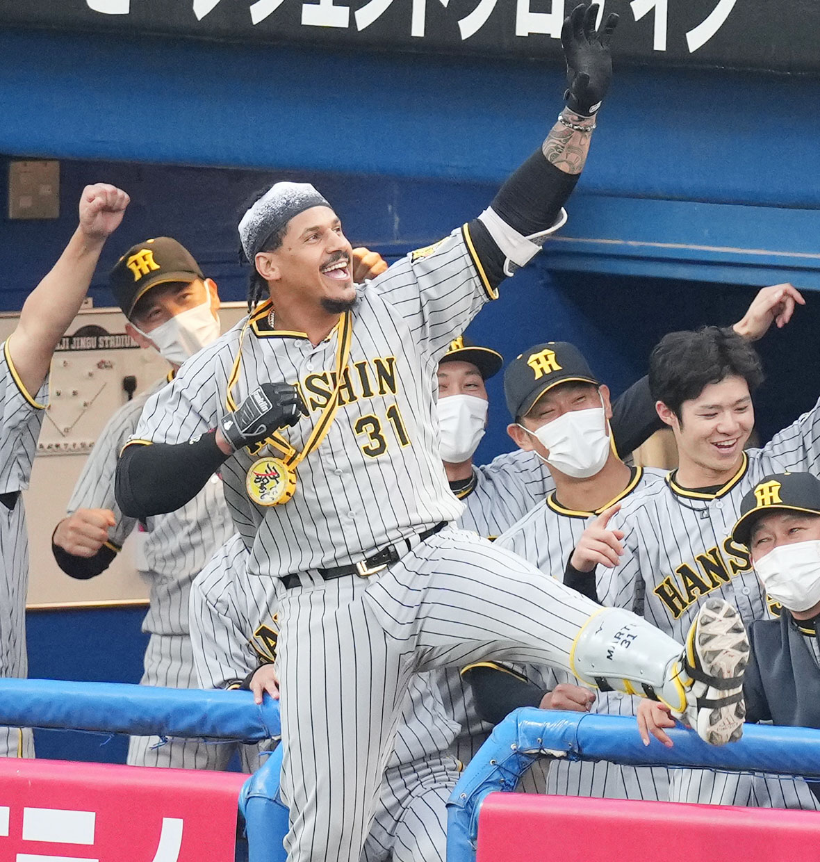 ヤクルト対阪神　1回表阪神2死、左越えに先制の本塁打を放ち、ナインとポーズをとるマルテ（左から2人目）（撮影・菅敏）