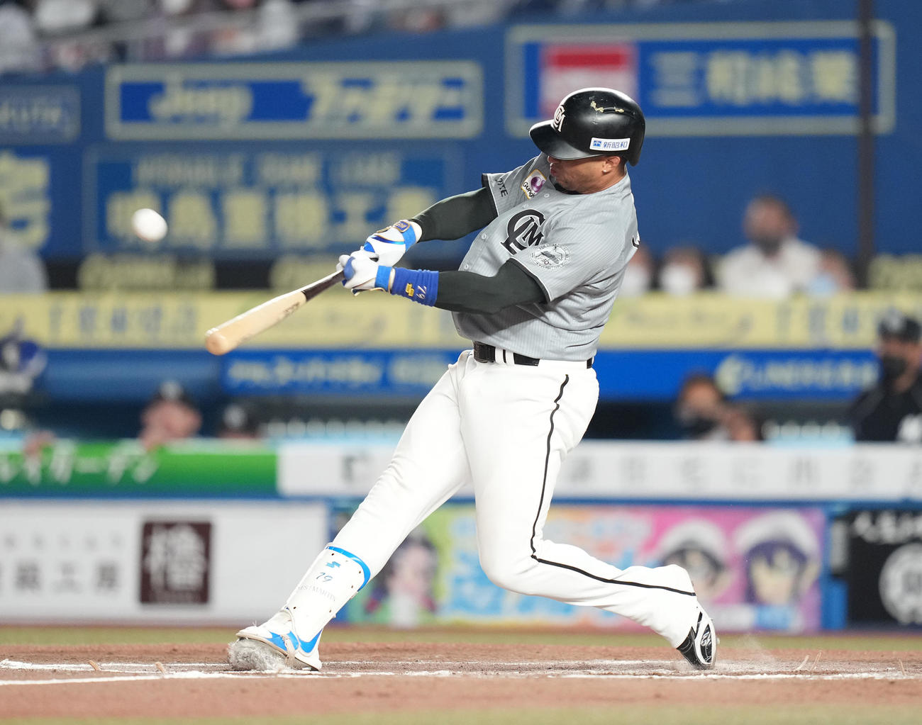 ロッテ対楽天　10回裏ロッテ無死、サヨナラ本塁打を放つマーティン（撮影・鈴木みどり）