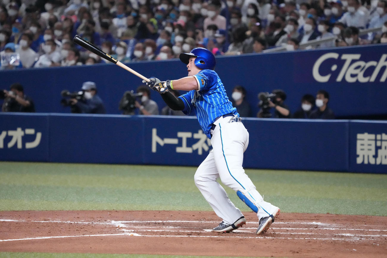 中日対DeNA 3回表DeNA2死一、三塁、左中間スタンドへ3点本塁打を放つ牧（撮影・森本幸一）