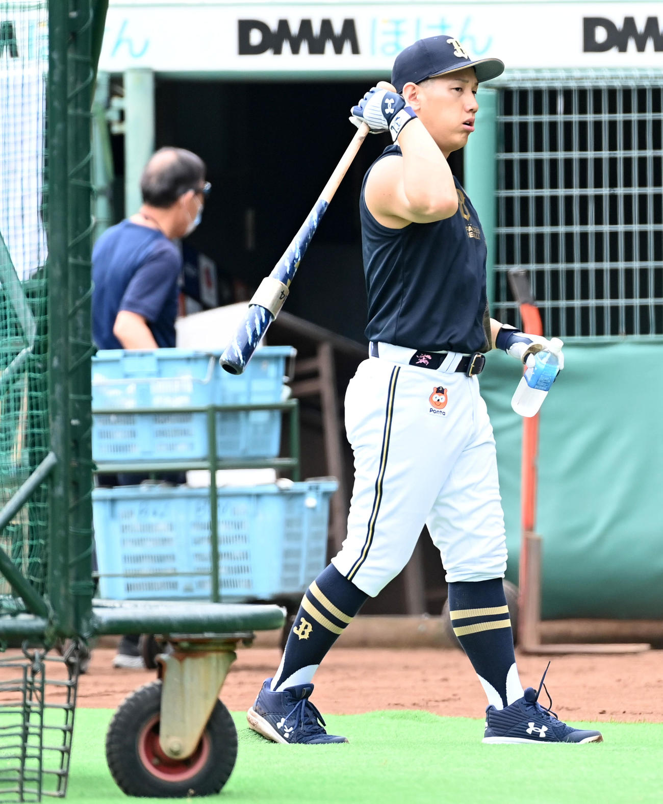 17日、打撃練習を終えた吉田正尚
