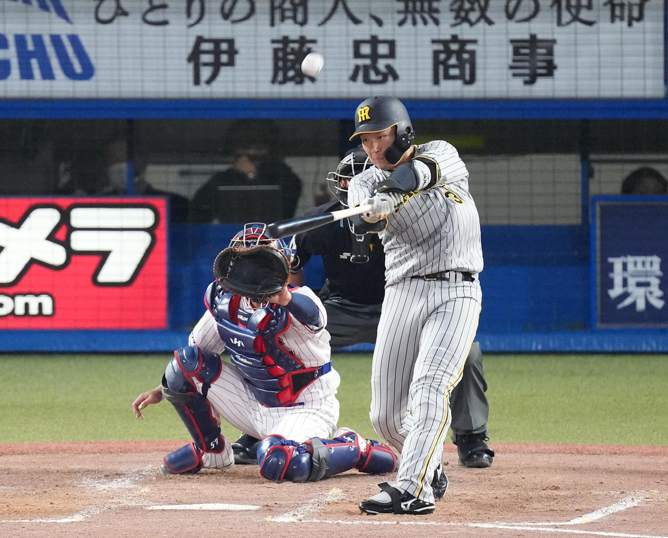 ヤクルト対阪神　3回表阪神2死一、三塁、左越え3点本塁打を放つ大山（撮影・菅敏）