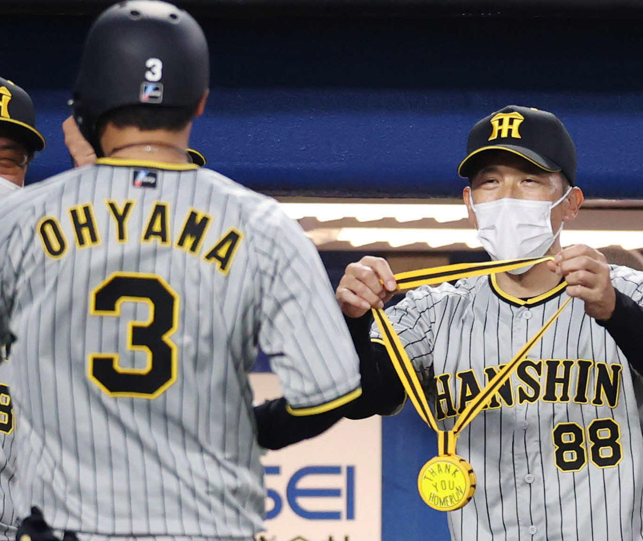 ヤクルト対阪神　3回表阪神2死一、三塁、3点本塁打を放った大山（左）にメダルをかけようと笑顔で待ち構える矢野監督（撮影・狩俣裕三）