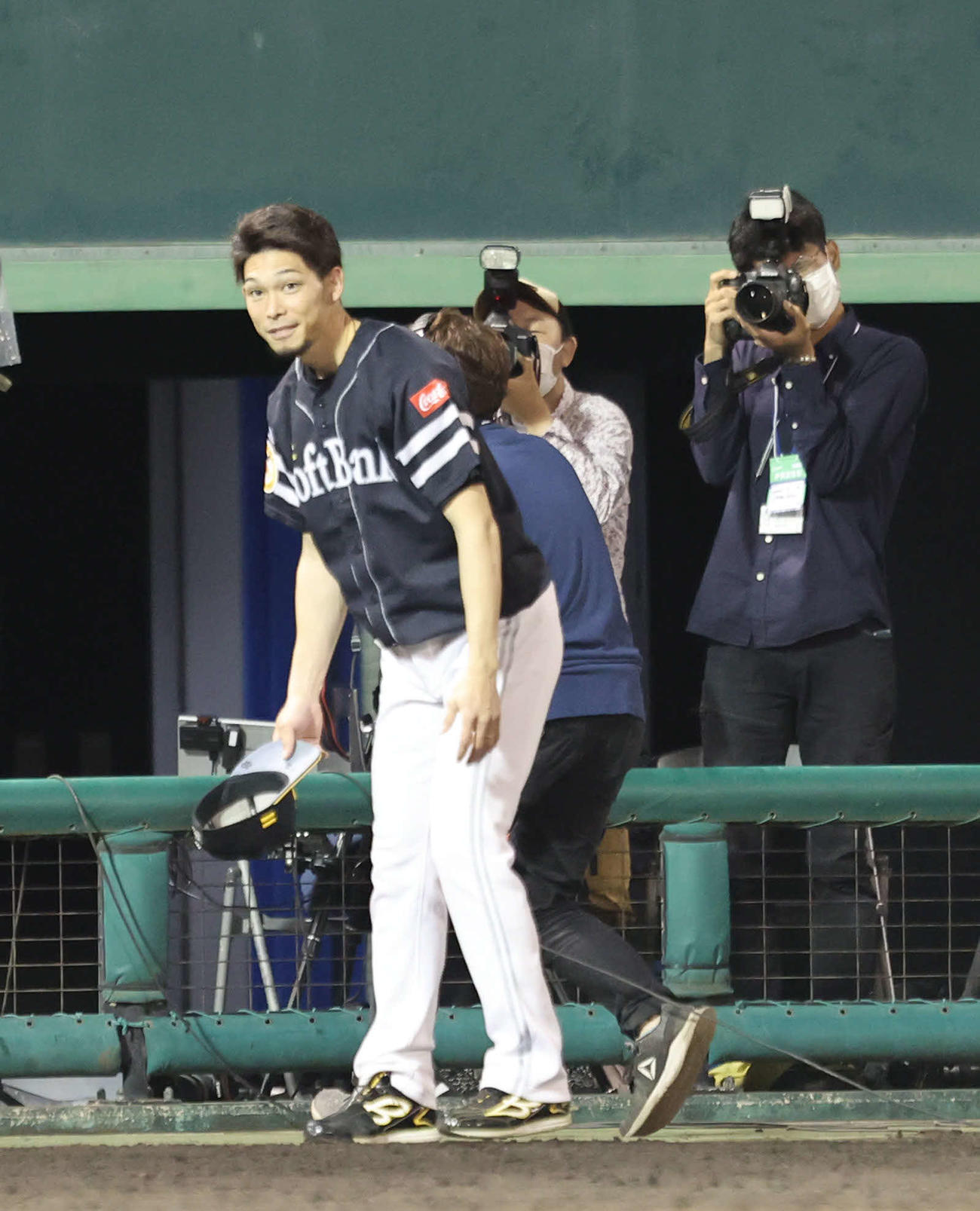 西武対ソフトバンク　ヒーローになった又吉はファンにあいさつする（撮影・梅根麻紀）
