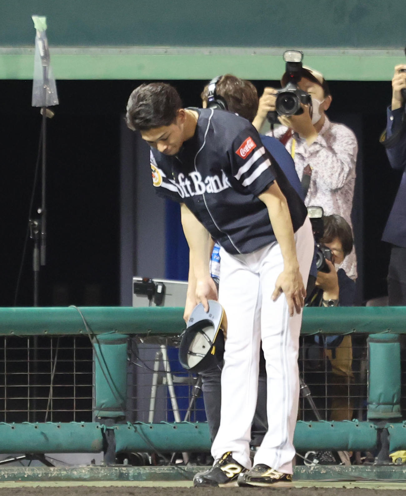 西武対ソフトバンク　ヒーローになった又吉克樹はファンにあいさつする（撮影・梅根麻紀）