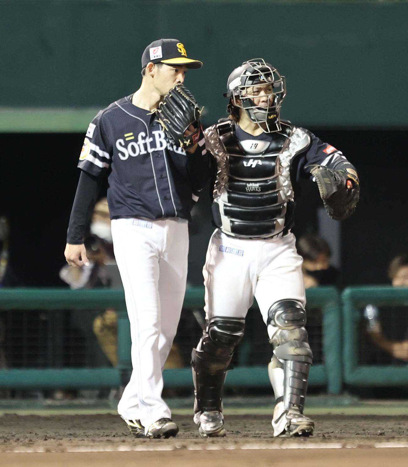 西武対ソフトバンク　8回に登板した又吉（左）は捕手甲斐と話す（撮影・梅根麻紀）
