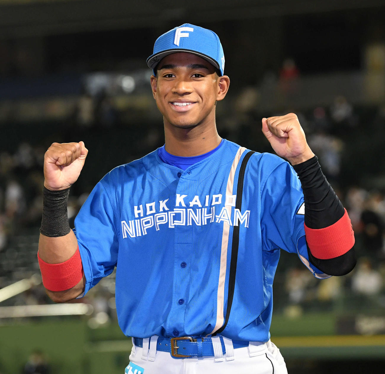 オリックス対日本ハム　ヒーローの万波は笑顔でガッツポーズ（撮影・前岡正明）