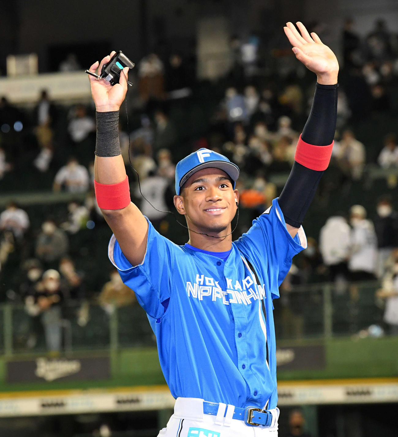 オリックス対日本ハム　ヒーローの万波は笑顔でファンの声援に応える（撮影・前岡正明）