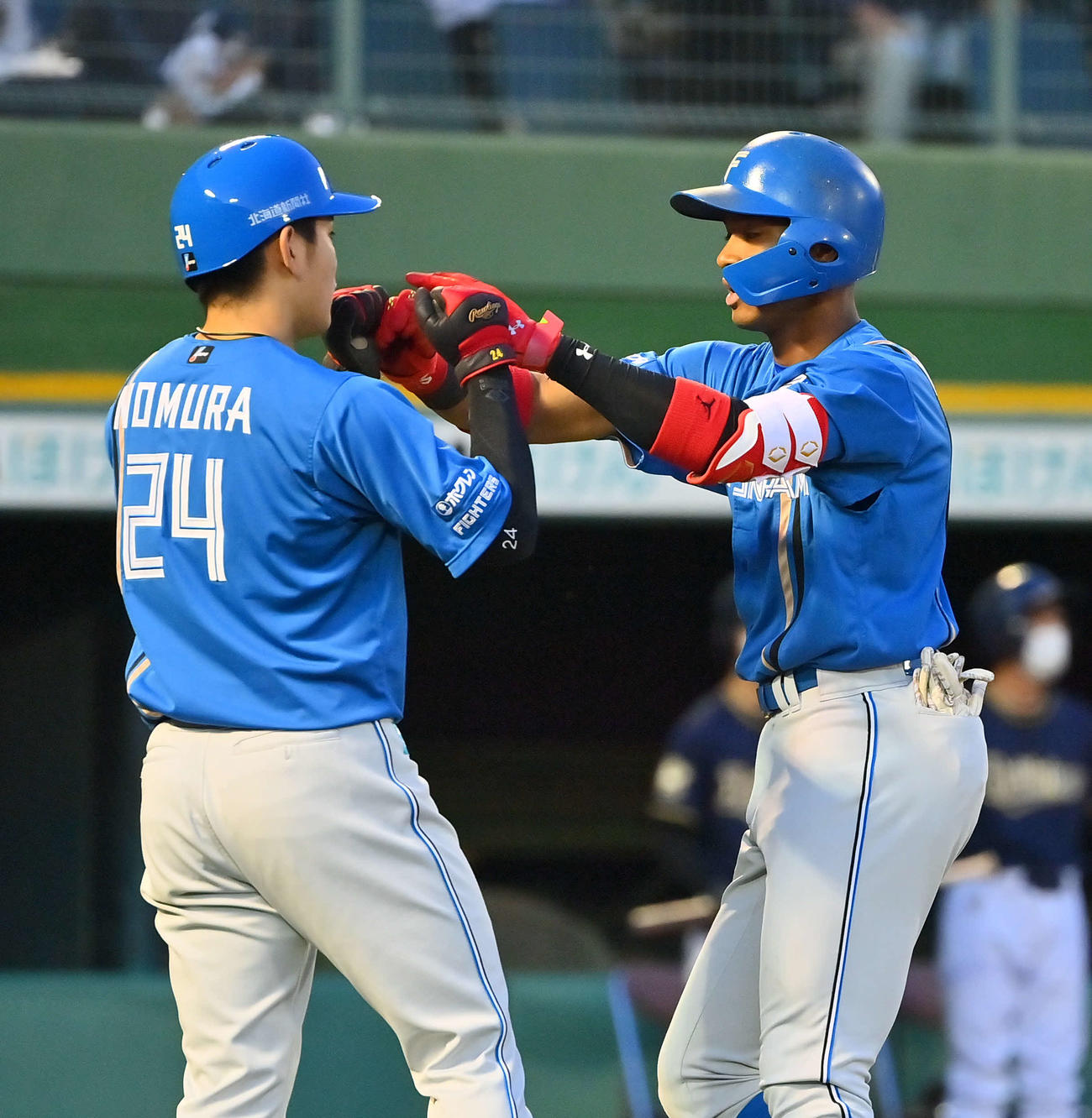 オリックス対日本ハム　4回表日本ハム2死一塁、左越えに2点本塁打を放った万波（右）は野村とタッチを交わす（撮影・和賀正仁）