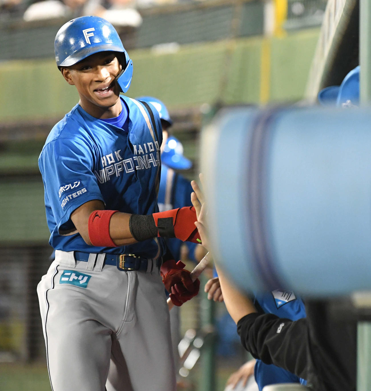 オリックス対日本ハム　7回表日本ハム1死一、二塁、万波はバックスクリーンに3点本塁打を放ちナインの祝福に笑顔を見せる（撮影・前岡正明）