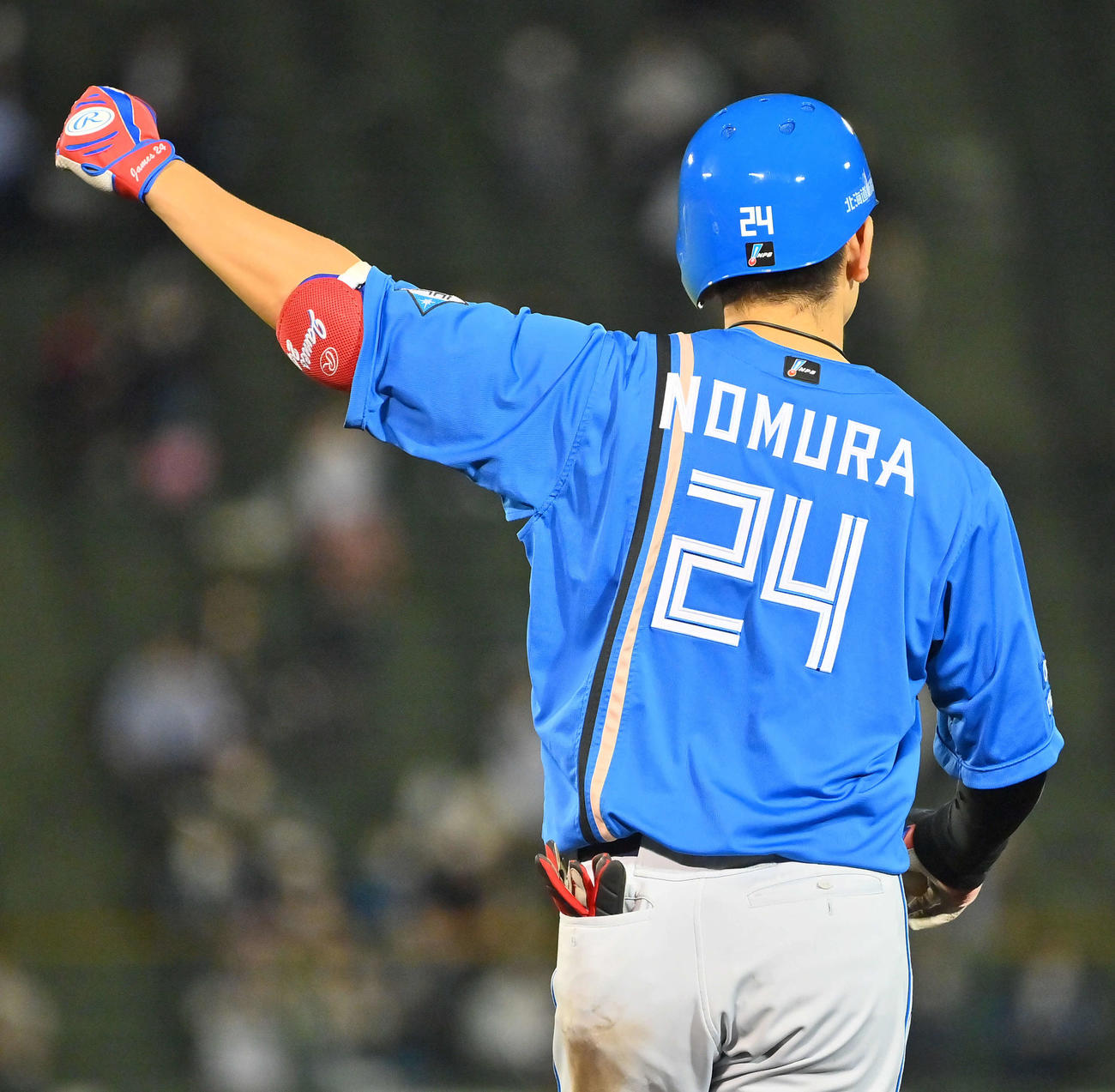 オリックス対日本ハム　7回表日本ハム2死一、二塁、中前適時打を放ちガッツポーズの野村（撮影・和賀正仁）