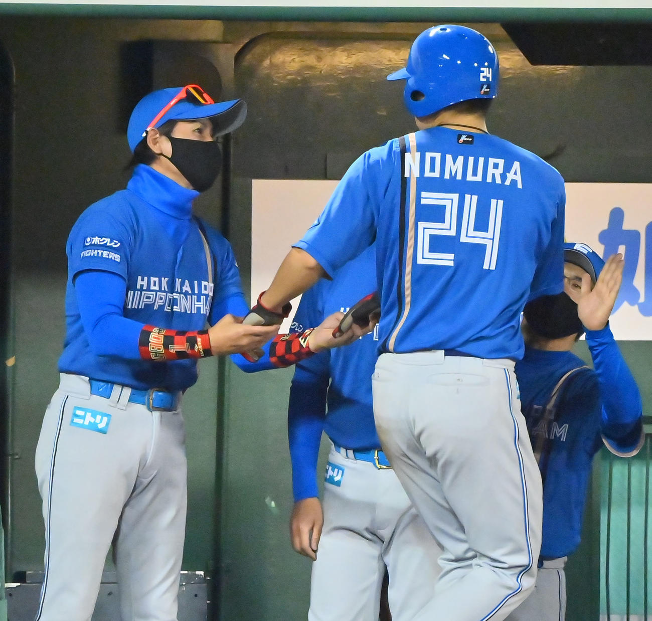 オリックス対日本ハム　7回表日本ハム1死一、二塁、万波の本塁打で生還した野村（右）は新庄監督とタッチを交わしながら声を掛けられる（撮影・和賀正仁）