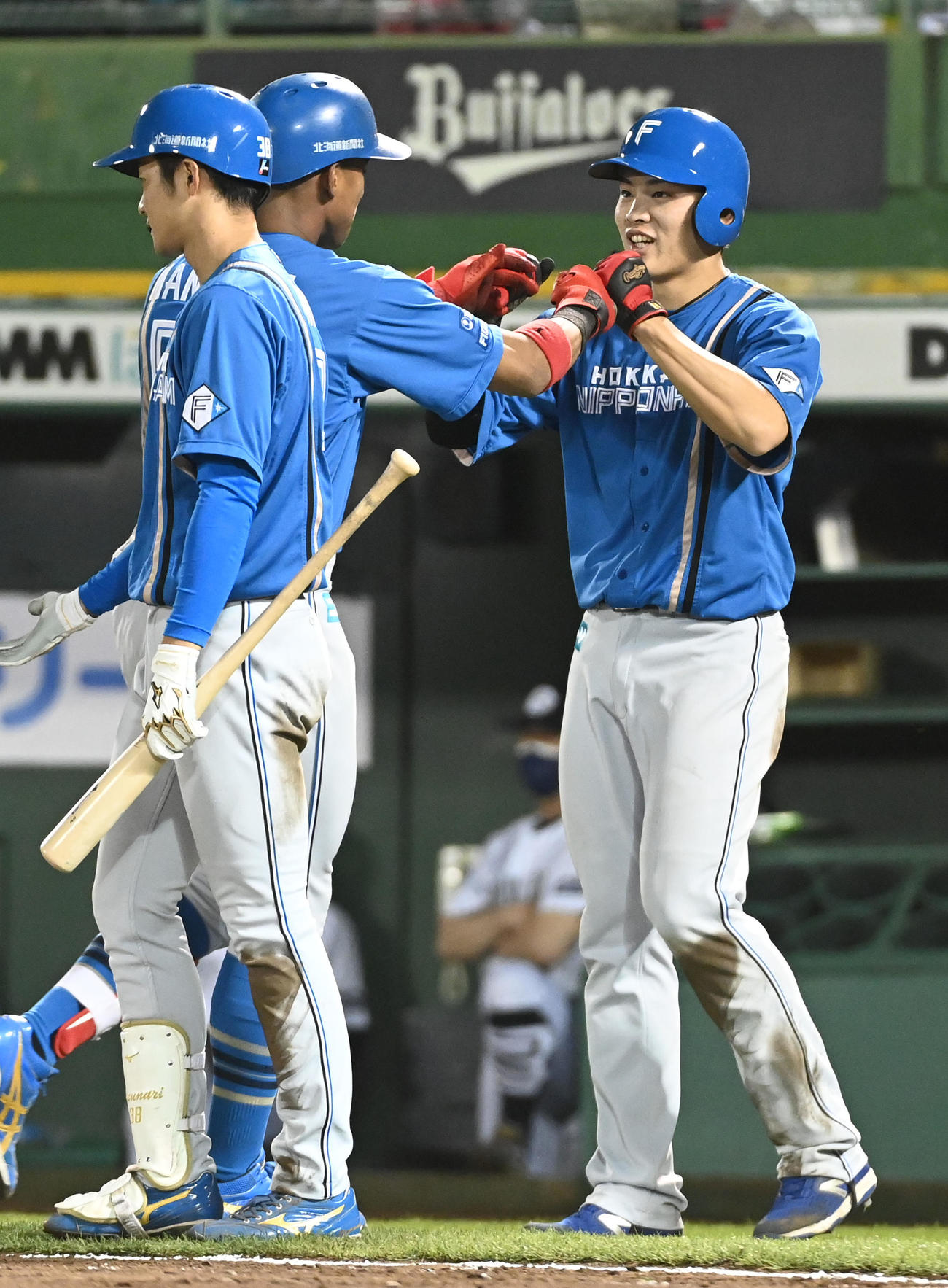 オリックス対日本ハム　7回表日本ハム1死一、二塁、バックスクリーンに3点本塁打を放った万波（左）を笑顔で迎える野村（撮影・前岡正明）