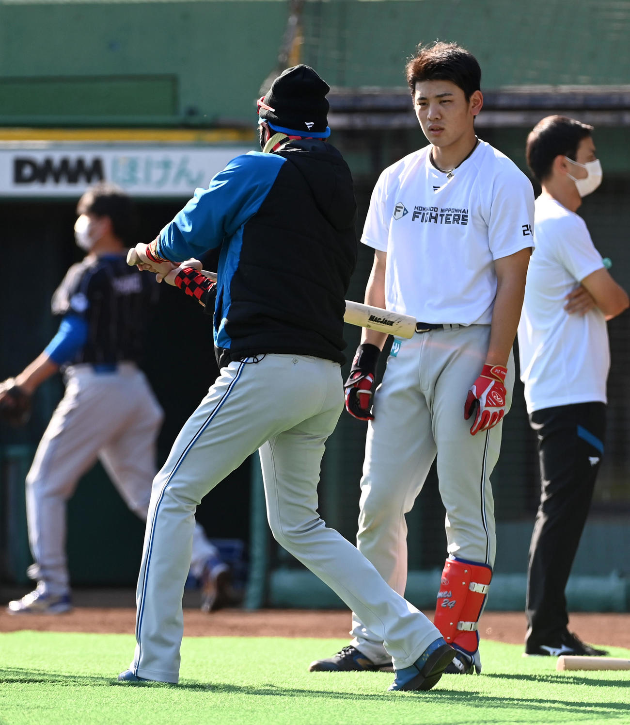 試合前練習で、日本ハム新庄監督（左）のアドバイスを聞く野村（撮影・前岡正明）