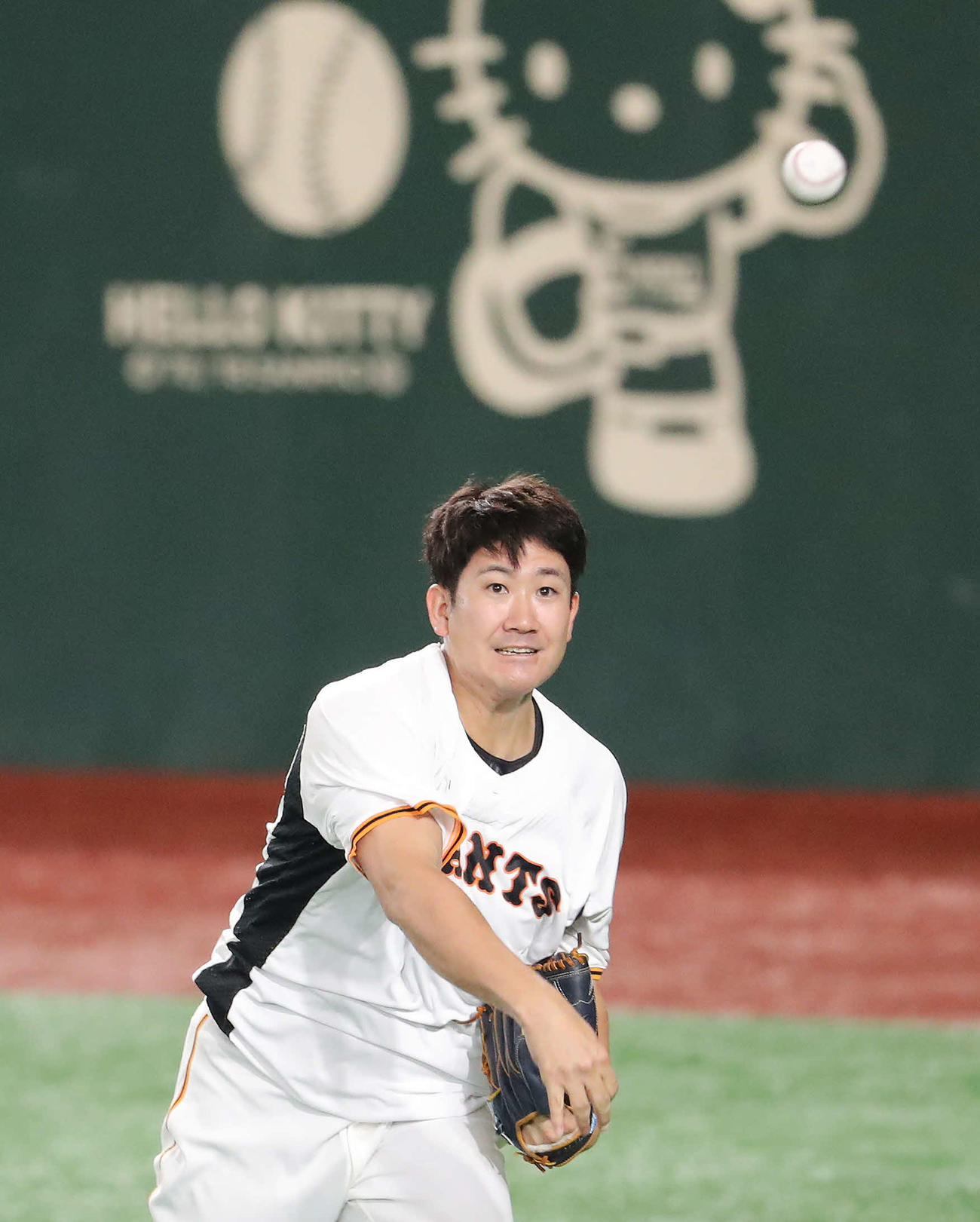 巨人対広島　試合前、キャッチボールする菅野（撮影・河田真司）