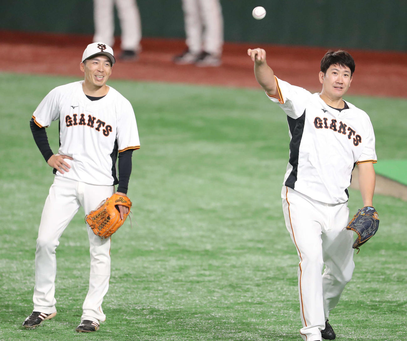 巨人対広島　試合前、笑顔で言葉を交わす巨人増田大（左）と菅野（撮影・河田真司）