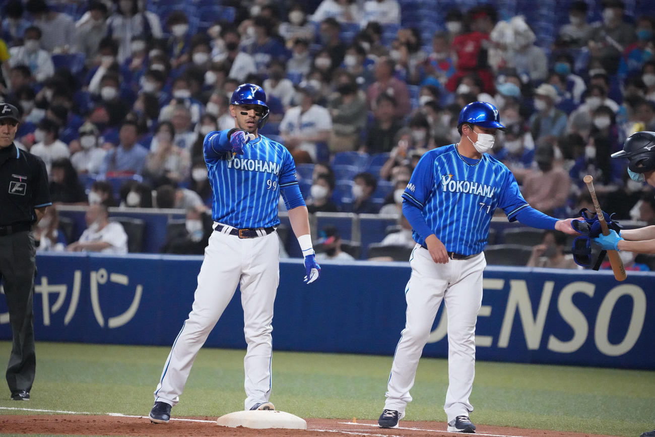 中日対DeNA 3回表DeNA2死一、二塁、右適時打を放ったソト（左）（撮影・森本幸一）